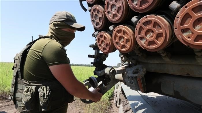 Бойцы во время боевых действий многоствольной системы залпового огня (РСЗО) «Град» на Марыйском направлении в зоне проведения специальных военных операций.